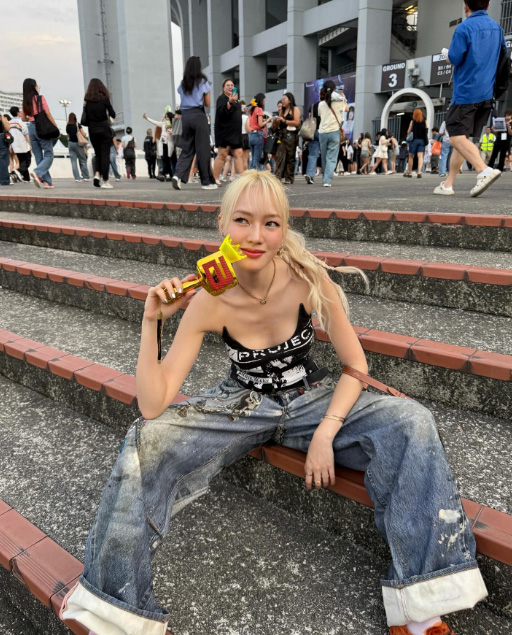 ส่องแฟชั่นกางเกงยีนส์เปื้อน ๆ ฉบับซุปตาร์ กับลุคเก๋ ๆ มีไว้อินเทรนด์ก่อนใคร