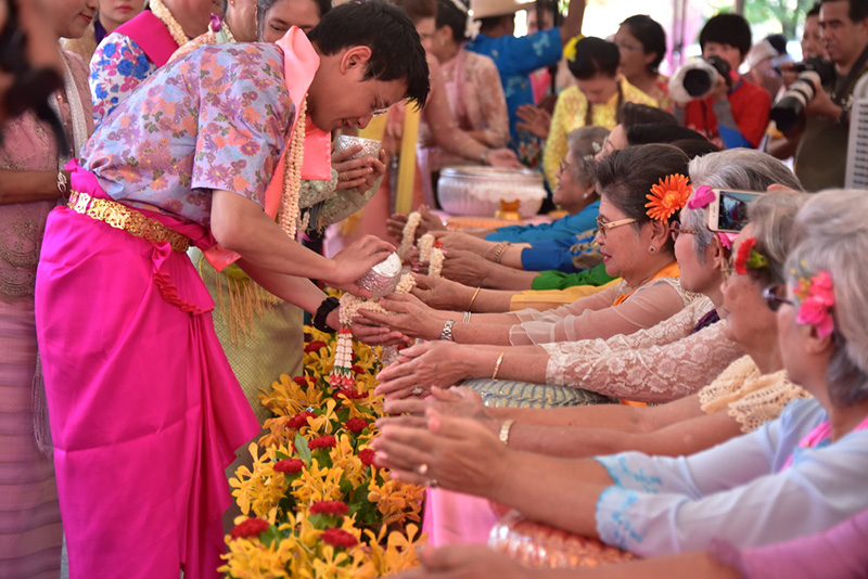 สงกรานต์พระประแดง 2568 กิจกรรมภายในงาน การรดน้ำขอพรผู้ใหญ่