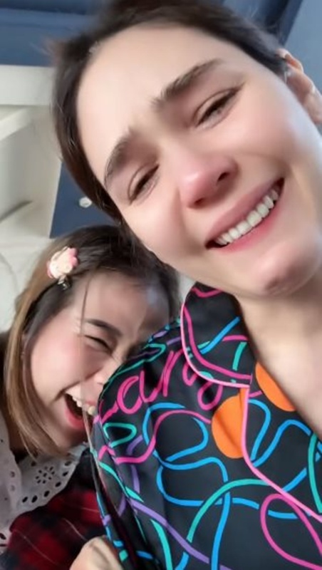 ชมพู่ อารยา แกะของขวัญจากเพื่อนซี้ พลอย ชวพร