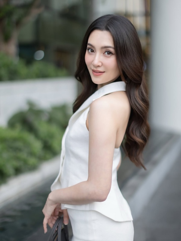 เบลล่า ราณี แจงดราม่าถูกชาวเน็ตติง ทำไมต้องมีคนกางร่มให้