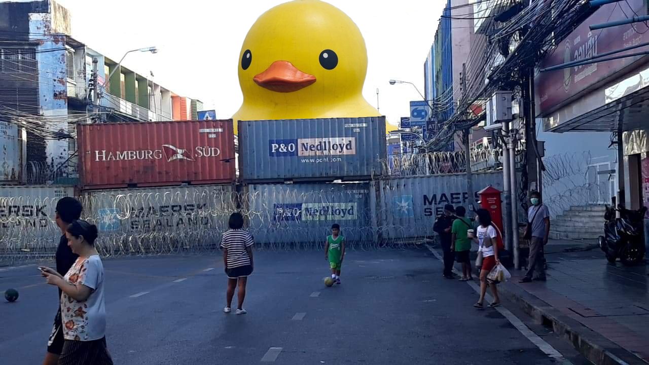 คอนเทนเนอร์ปิดถนน