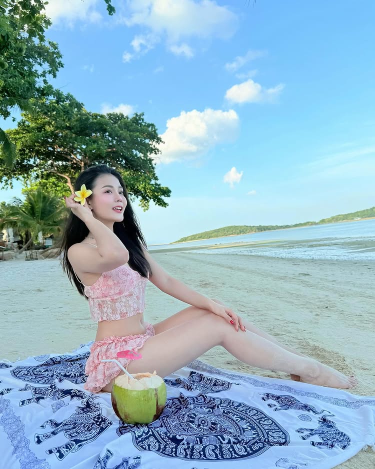 ลำไย ไหทองคำ แจกความสดใส นุ่งสั้นแชะภาพริมหาด