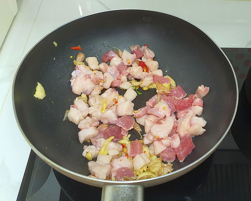 วิธีทำผัดกะเพราเนื้อติดมัน พริกแห้ง