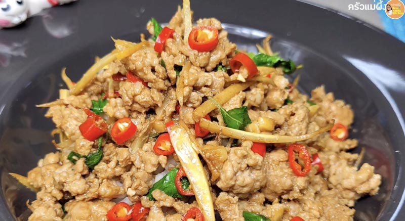 กะเพราหมูสับราดข้าว