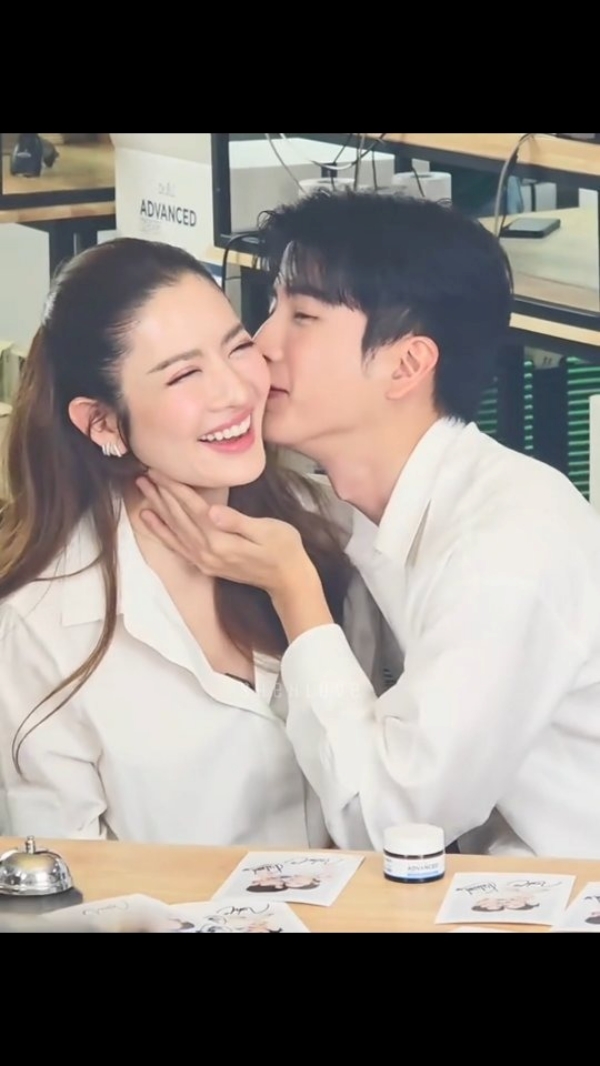 นนกุล ชานน หอมแก้ม หน้าผาก แอฟ ทักษอร 