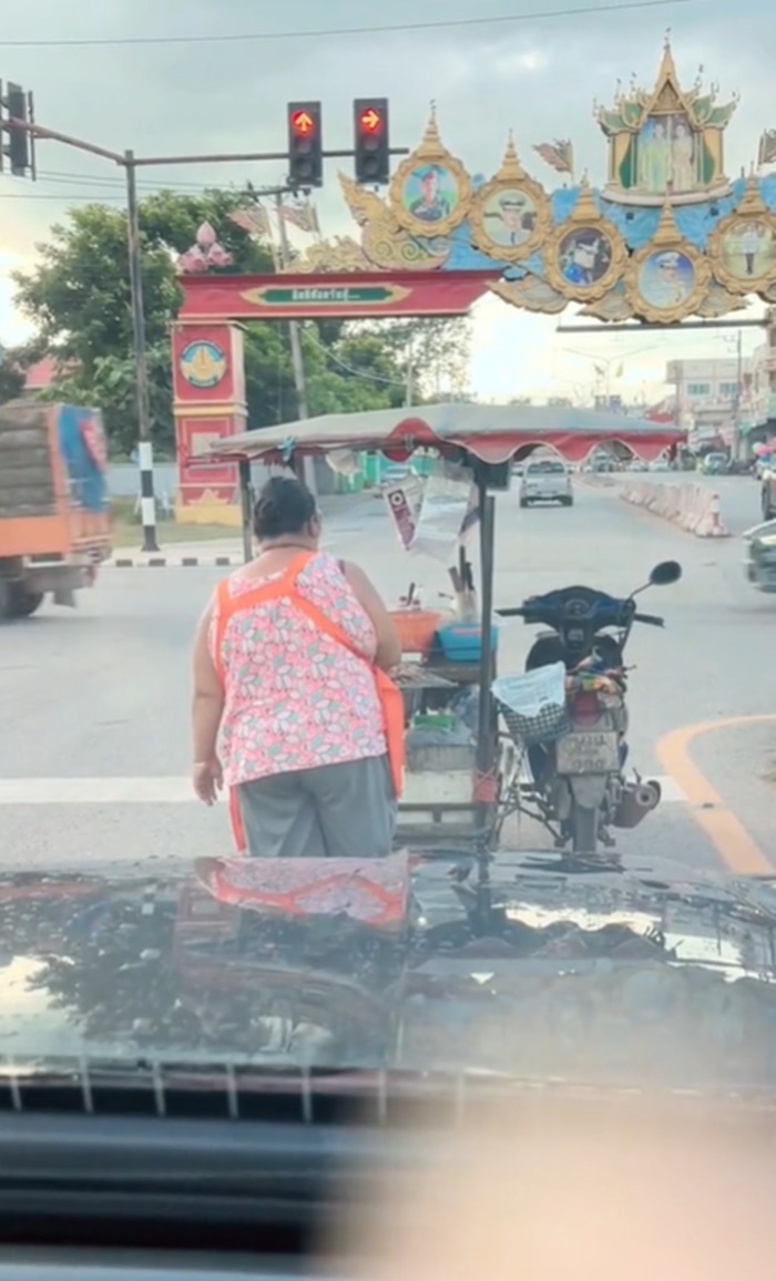 แม่ค้าหมูปิ้ง