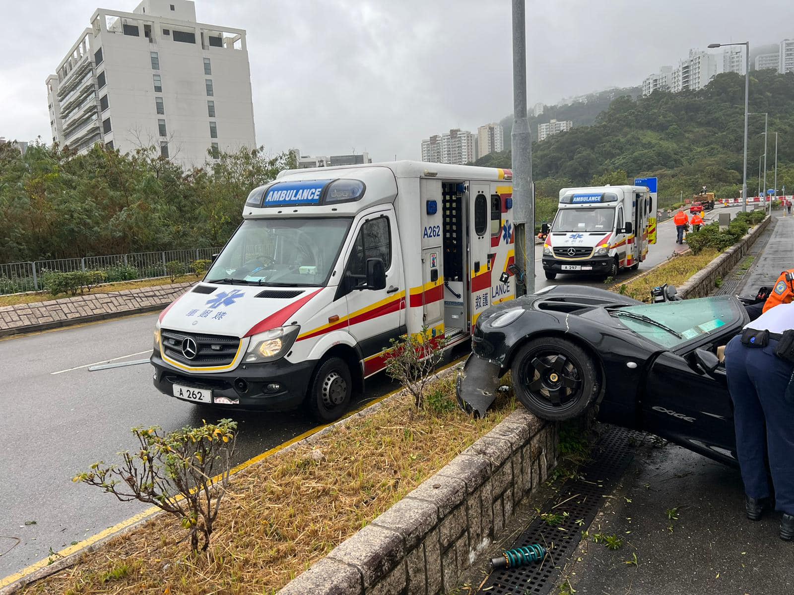 รถชนเสาไฟ