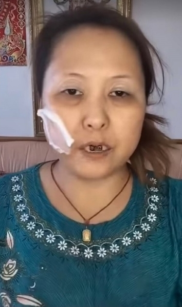 สาวจีนแต่งหน้า