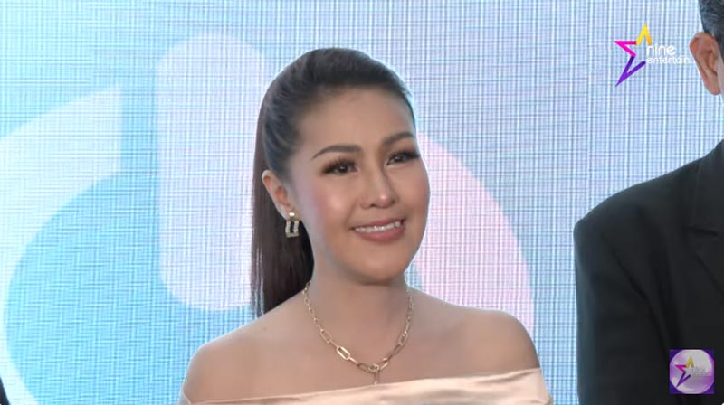 หญิงลี ศรีจุมพล