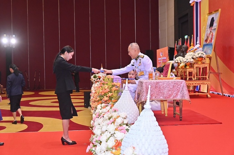 ตุ๊ก ชนกวนันท์ สุดภูมิใจ น้องแพรว รับรางวัลเยาวชนดีเด่นแห่งชาติ 
