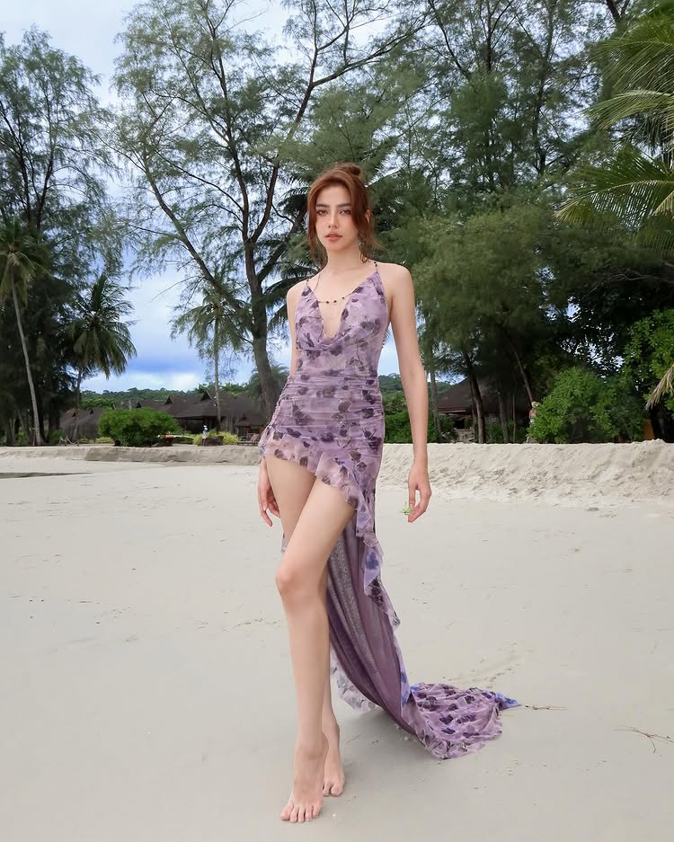 ชีเสิร์ฟ จีน่า วิรายา ใส่เดรสแหวกอกริมทะเล