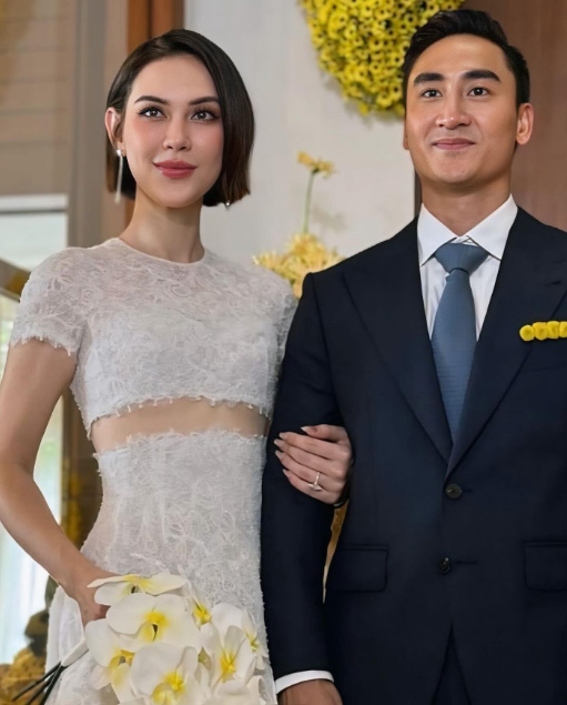 แมท ภีรนีย์ ชุดแต่งงาน