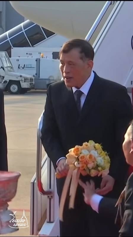 ในหลวง - พระราชินี ทรงขับเครื่องบินพระที่นั่ง