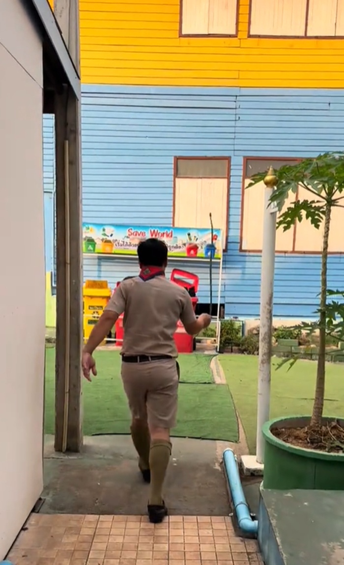 งูเข้าโรงเรียน
