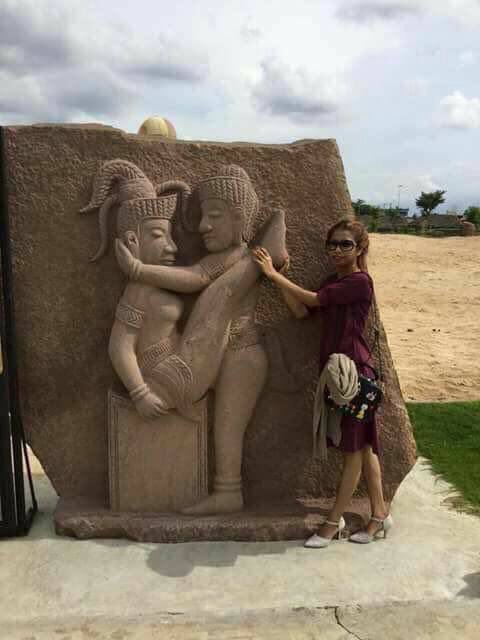 ถ่ายรูปกับรูปปั้น