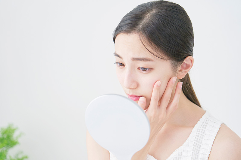 ทาครีมแล้วไม่ซึมเข้าหน้า เป็นเพราะอะไร หาสาเหตุและวิธีแก้ไขให้ครีมซึมเข้าผิวได้ดี