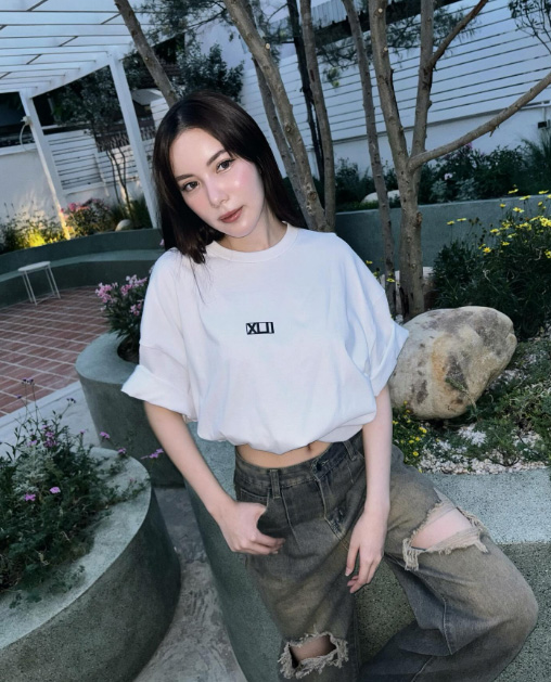 ส่องแฟชั่นกางเกงยีนส์เปื้อน ๆ ฉบับซุปตาร์ กับลุคเก๋ ๆ มีไว้อินเทรนด์ก่อนใคร