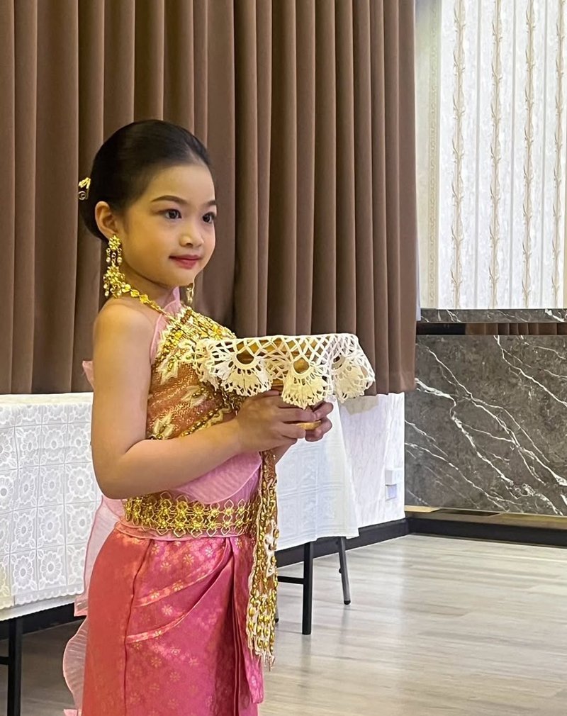 น้องวีจิ สวมชุดไทยเป็นตัวแทนเชิญพาน น่ารักน่าเอ็นดู พ่อศรราม ปลื้มใจมาก