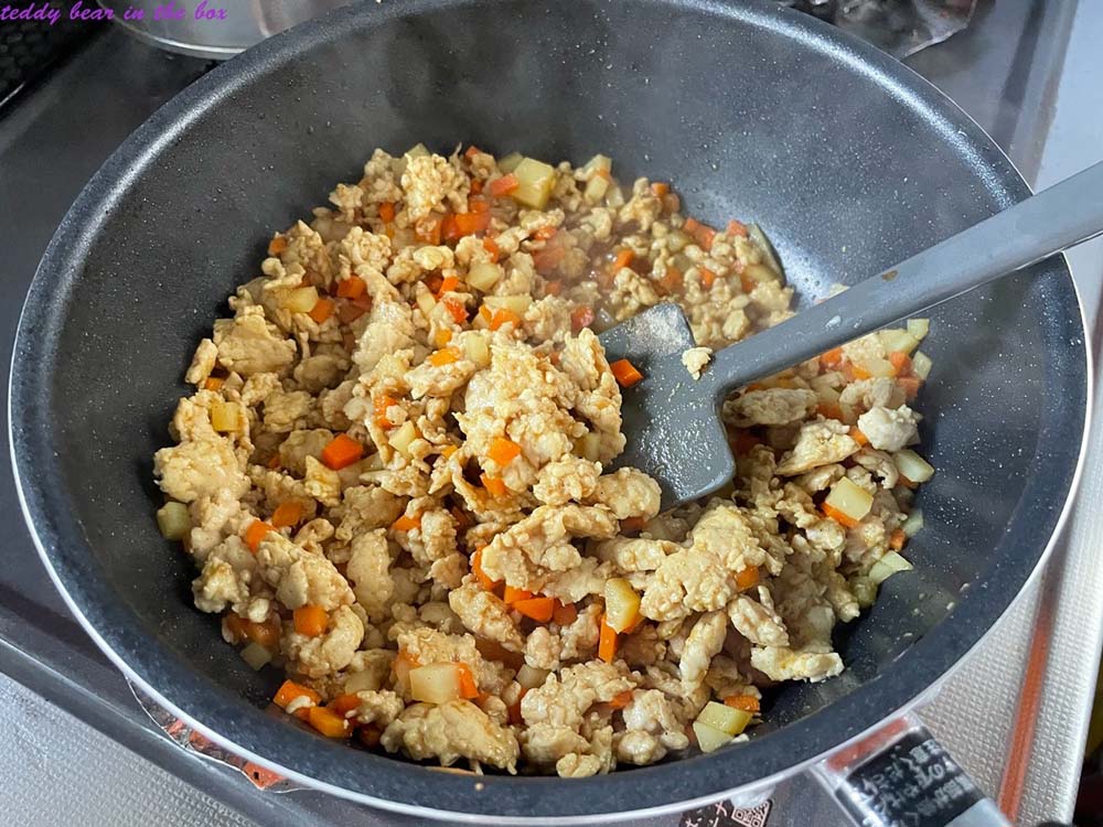 ข้าวผัดผงกะหรี่ไก่สับ