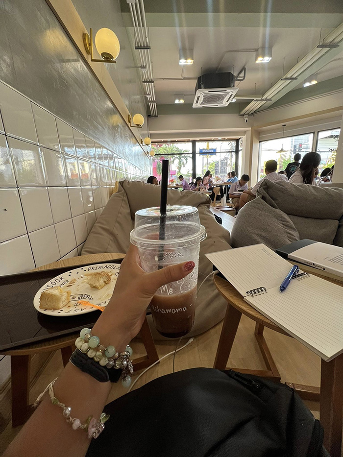 สาวโวยโดนไล่ออกจากร้าน นั่งทำงานแค่ 2 ชม ครึ่ง