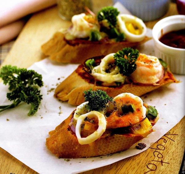 พิซซ่าขนมปังฝรั่งเศสหน้าซีฟู้ด