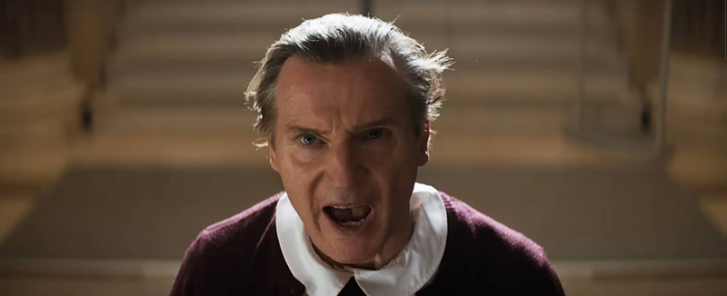 ฉากตลก แฟรงค์ เดรบิน จูเนียร์ ปลอมตัวเป็นเด็กนักเรียนหญิงในตัวอย่างหนัง The Naked Gun