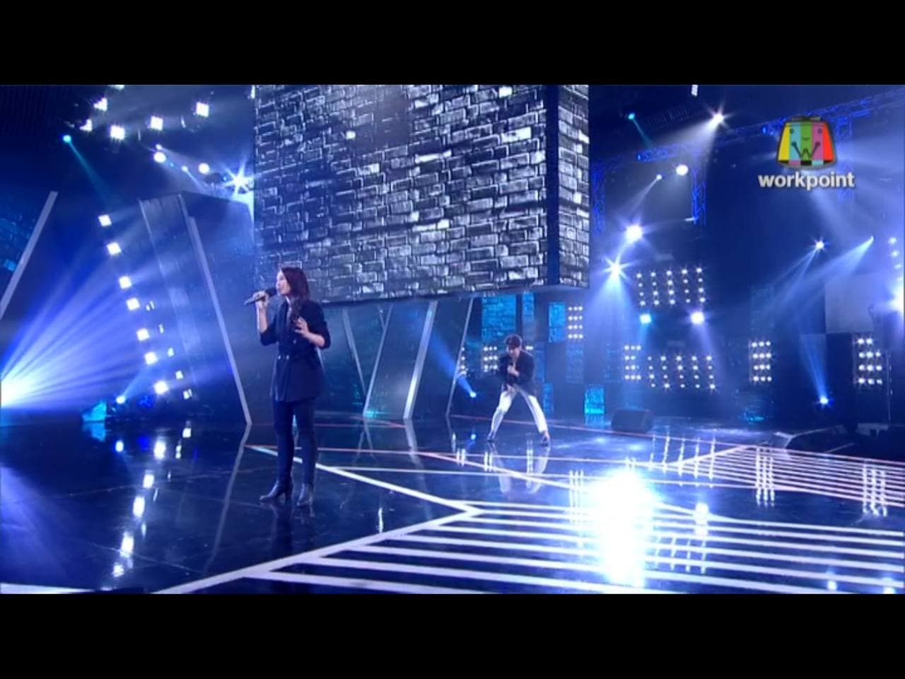 ร้องข้ามกำแพง