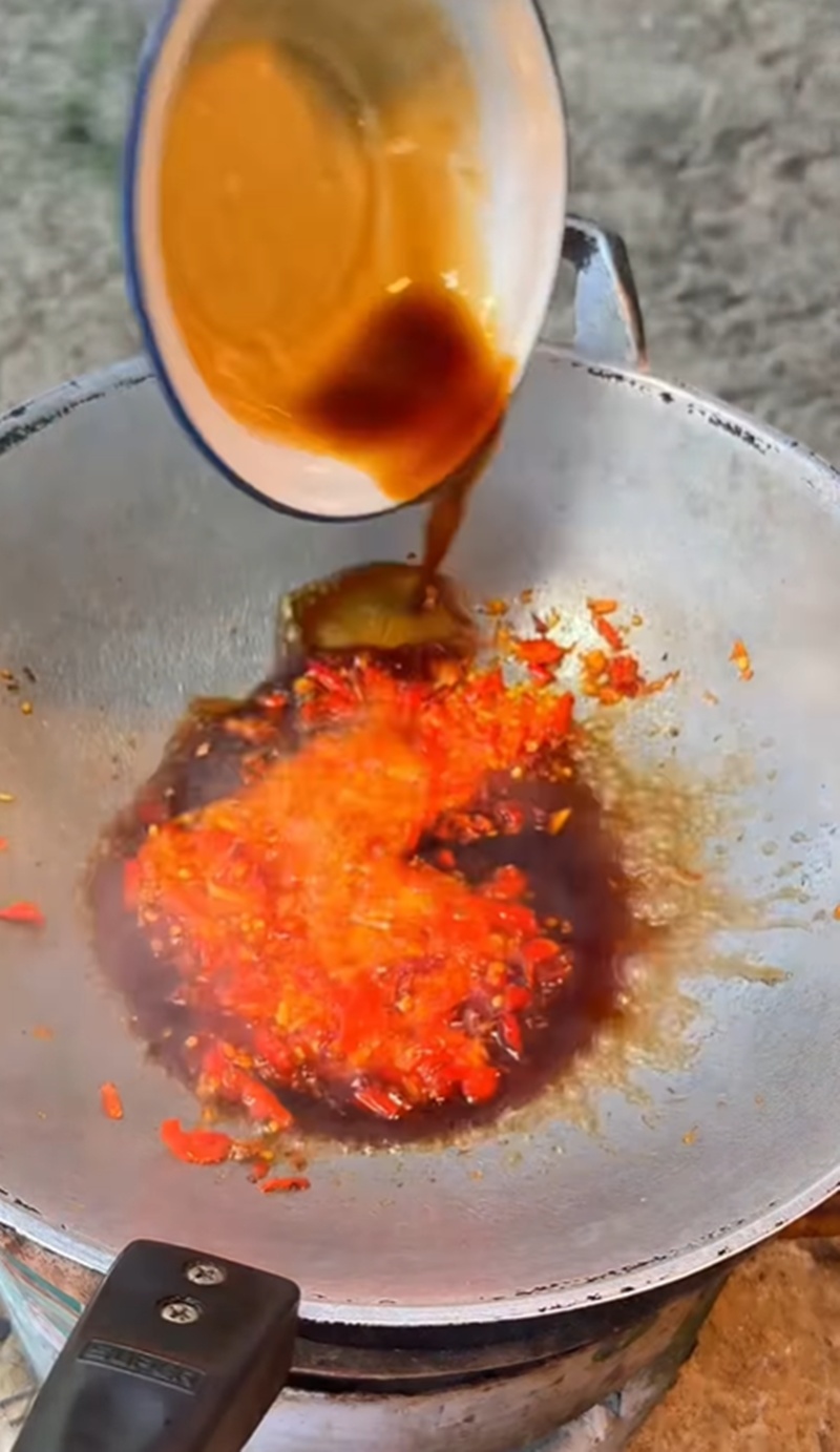 กะเพราไข่ต้ม