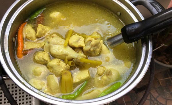 ไก่ต้มขมิ้น