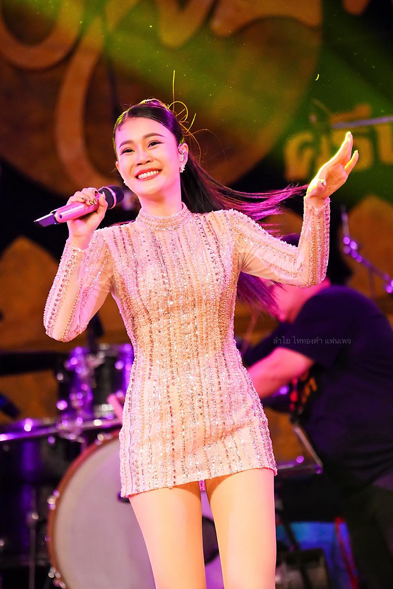 A wide shot of the Golden Longan concert stage.