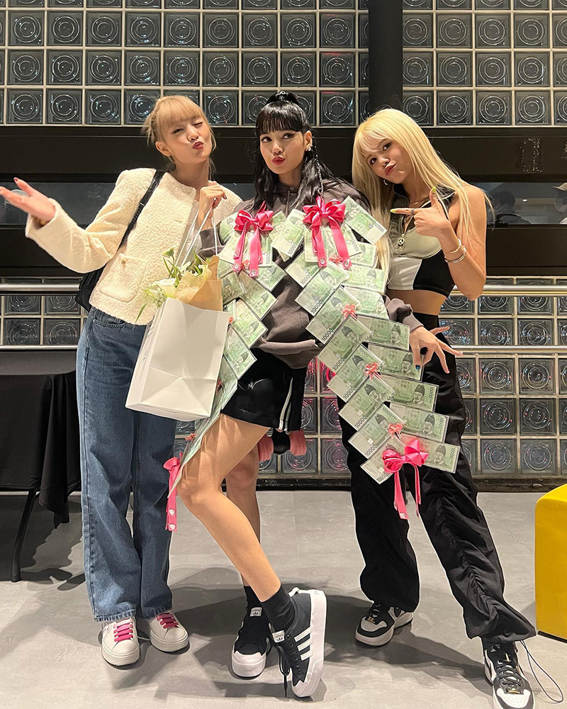 ลิซ่า BLACKPINK ขึ้นคอนเสิร์ต สร CLC - มินนี่ (G)I-DLE พวงมาลัยแม่ยกก็มา