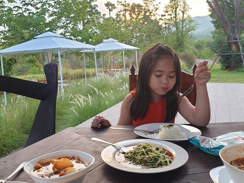 ไก่ มีสุข