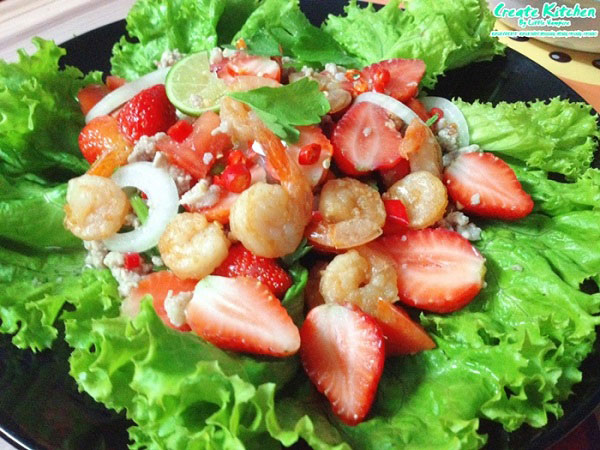 ยำสตรอว์เบอร์รีกุ้งกรอบหมูสับ