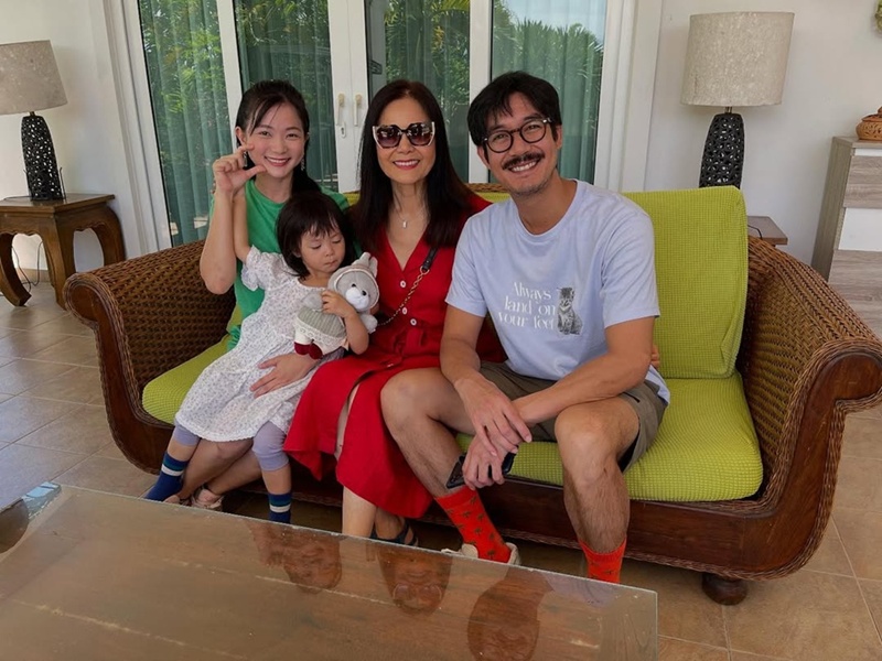 ภาพคุณย่าแหม่ม พลอยไพลิน แม่ของ เวียร์ ศุกลวัฒน์ วิกกี้ พีมนต์ญา และน้องวิริน