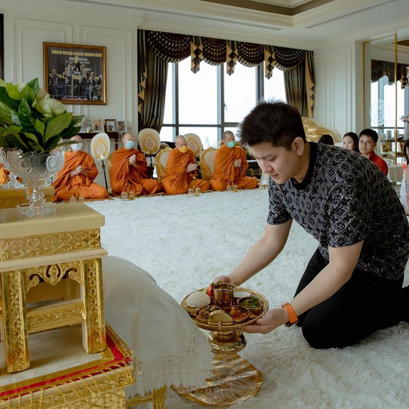  ไฮโซกี้ ทำบุญเพนท์เฮ้าส์หรู Versace 300 ล้าน