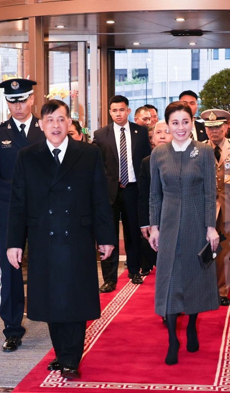 พระราชินีสุทิดา ทรงฉลองพระองค์งดงามระหว่างเสด็จเยือนจีน