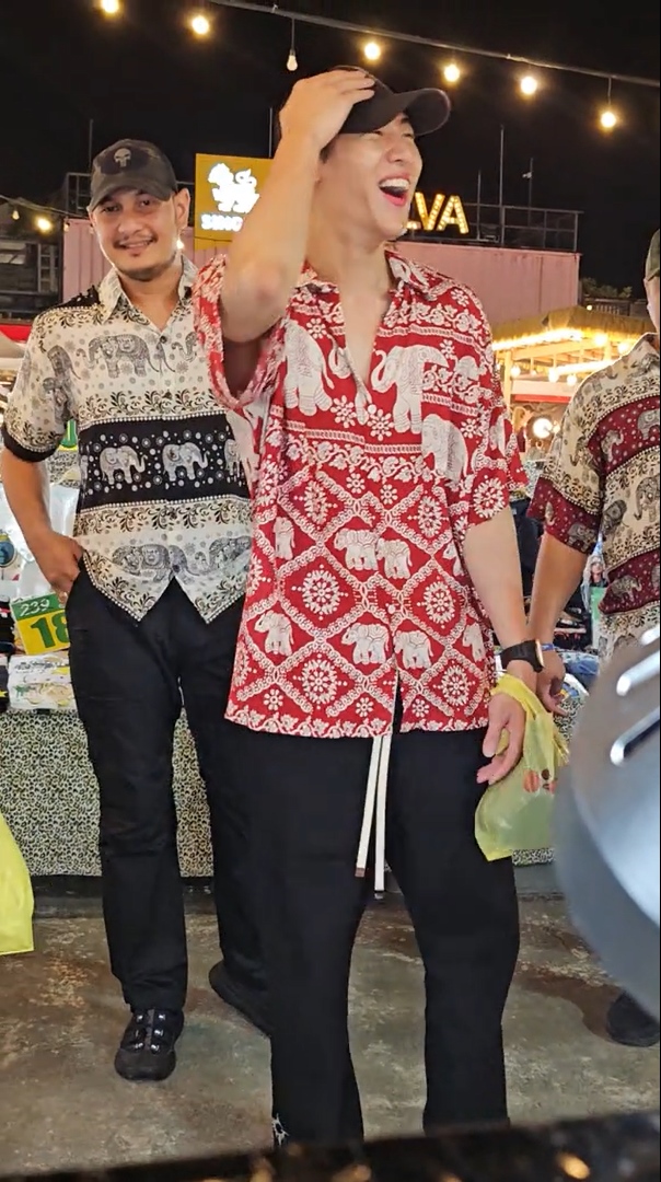 แบมแบม GOT7 เดินตลาดนัดภูเก็ต เจอเคสมือถือรูปตัวเอง