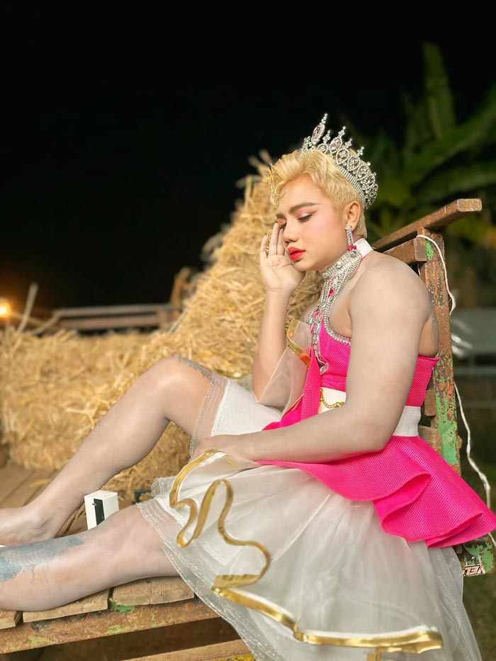 ครูไพบูลย์ แสงเดือน แต่งหญิง สวยแซ่บ