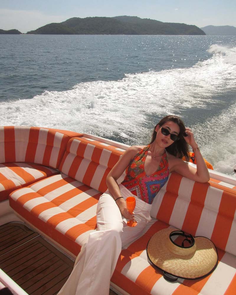 คิมเบอร์ลี่ ในชุดวันพีซแหวกอกลึก โชว์ความแซ่บแบบตะโกน