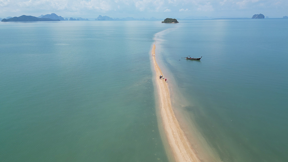 ทะเลแหวกเกาะพลอง