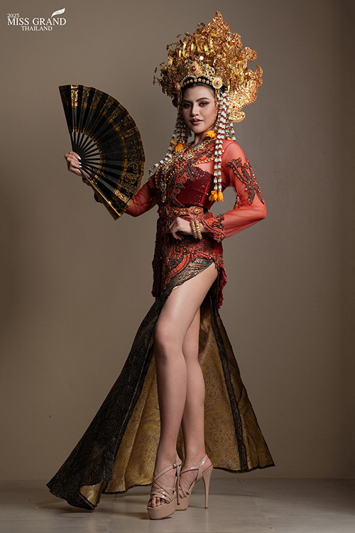 มิสแกรนด์ไทยแลนด์ 2025 ลุคประกวดรอบ ชุดชาติพันธุ์ใต้ คาบสมุทรมาลายู ทำถึงทุกคน !