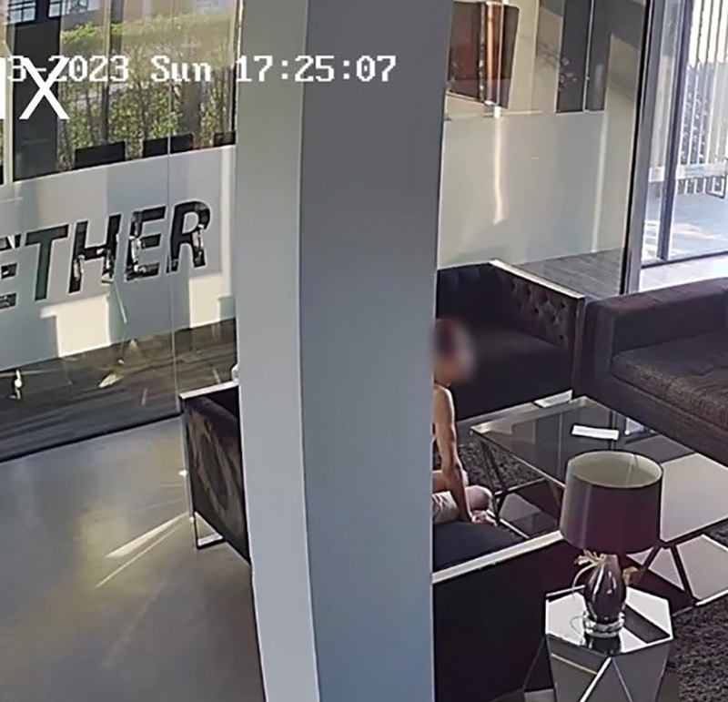 ชายปริศนาบุกบริษัท