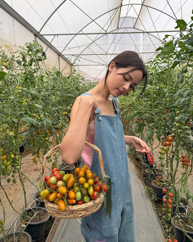 ญาญ่า อุรัสยา กับวันว่าง ๆ สลัดลุคซุปตาร์เป็นชาวสวน เก็บผักที่เขาใหญ่