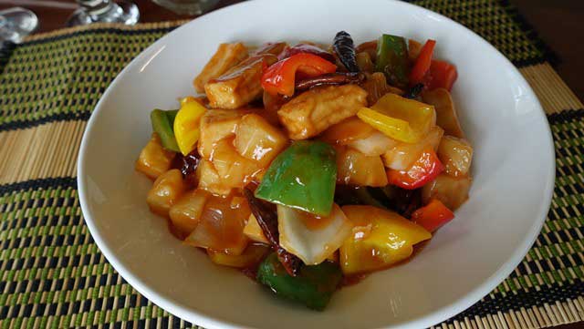 เต้าหู้ปลาผัดซอสเปรี้ยวหวาน