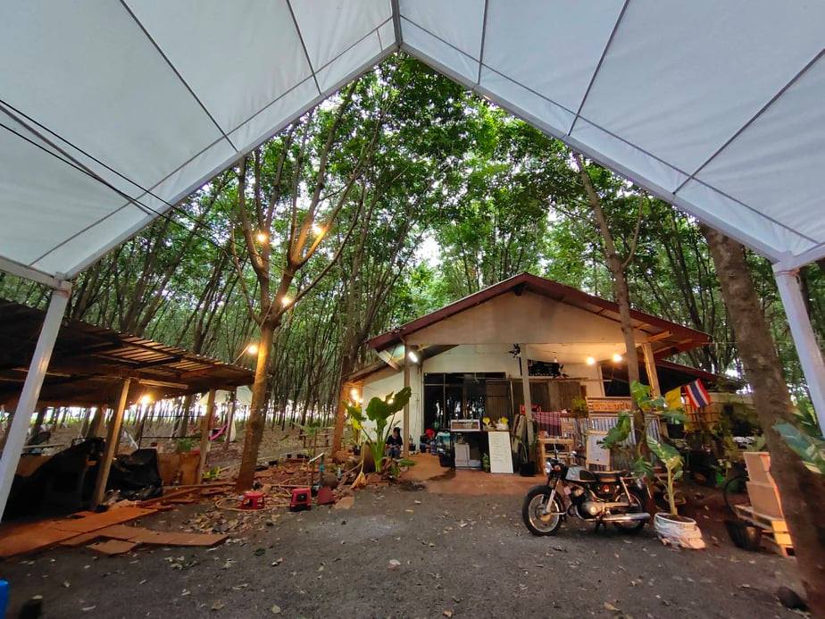 คาเฟ่ในสวนยาง