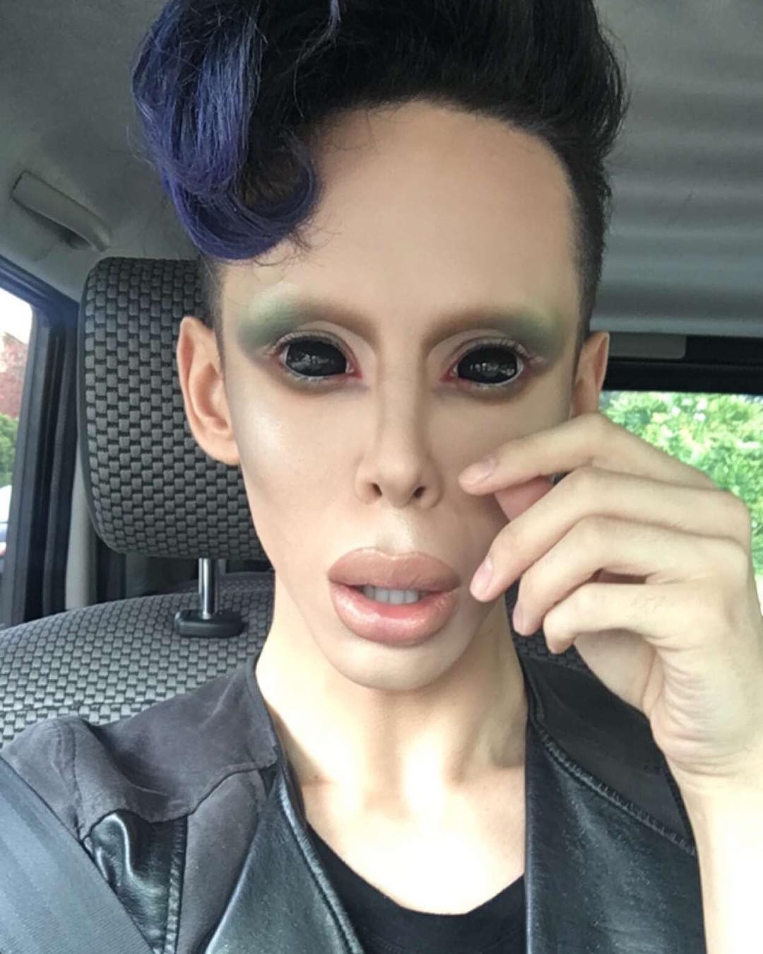 ศัลยกรรมเป็นเอเลี่ยน