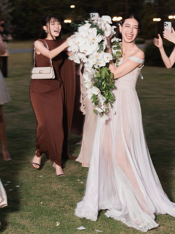 มิ้นต์ ชาลิดา ในงานแต่ง ใหม่ เต๋อ ควงคู่ ภูผา คนแซวถึงคิวแล้วหรือยัง ? 