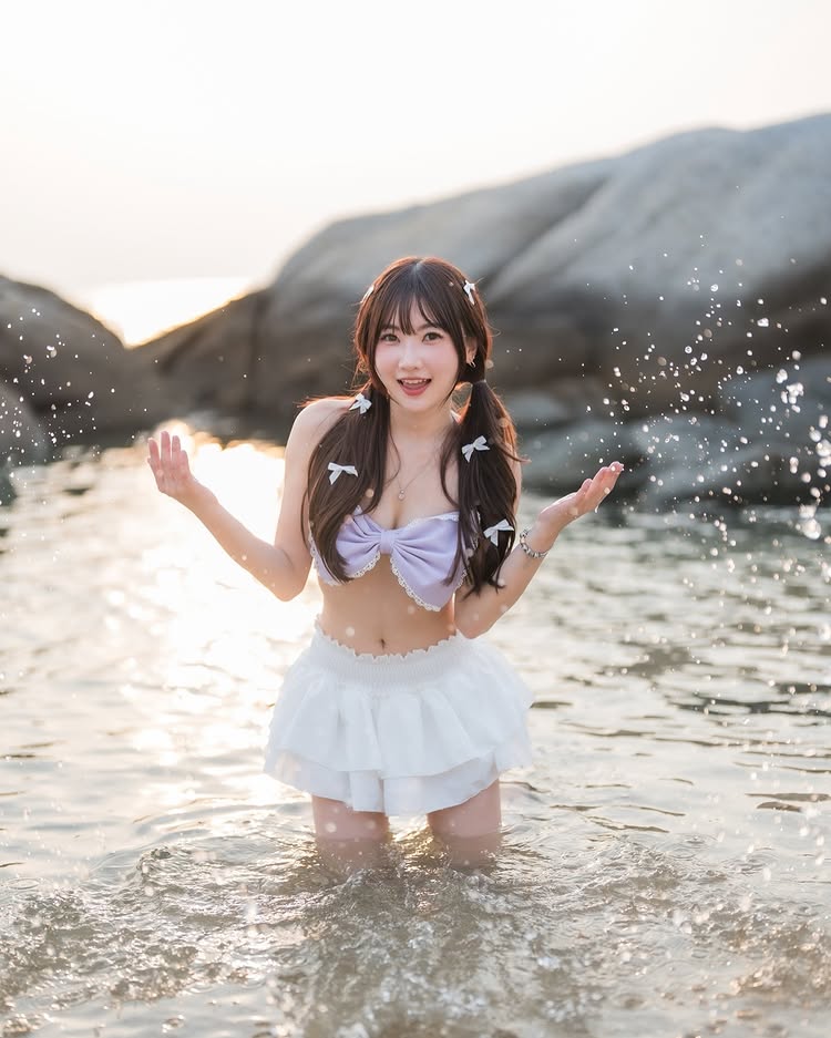 ไข่มุก วรัทยา หรือ ไข่มุก BNK48 จัดลุคสดใสซาบซ่า นุ่งสั้น แชะภาพริมหาด