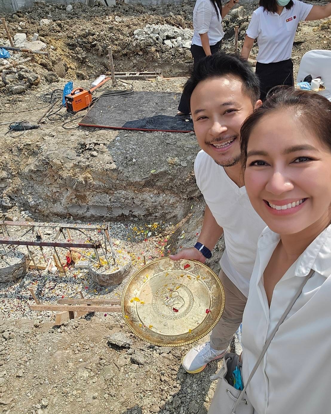 เบนซ์-มิค ทำพิธีลงเสาเอกเสาโท