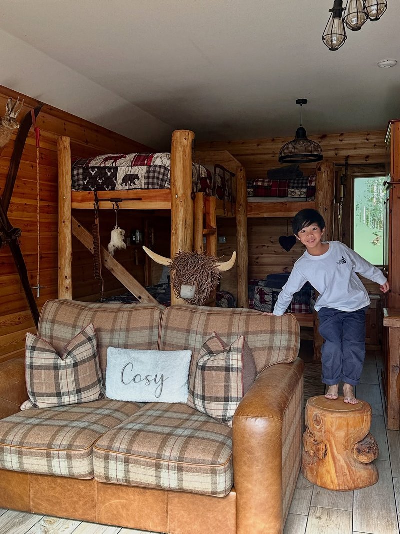 เอมมี่ มรกต เผยโมเมนต์ครอบครัวใช้ชีวิตกลางป่า